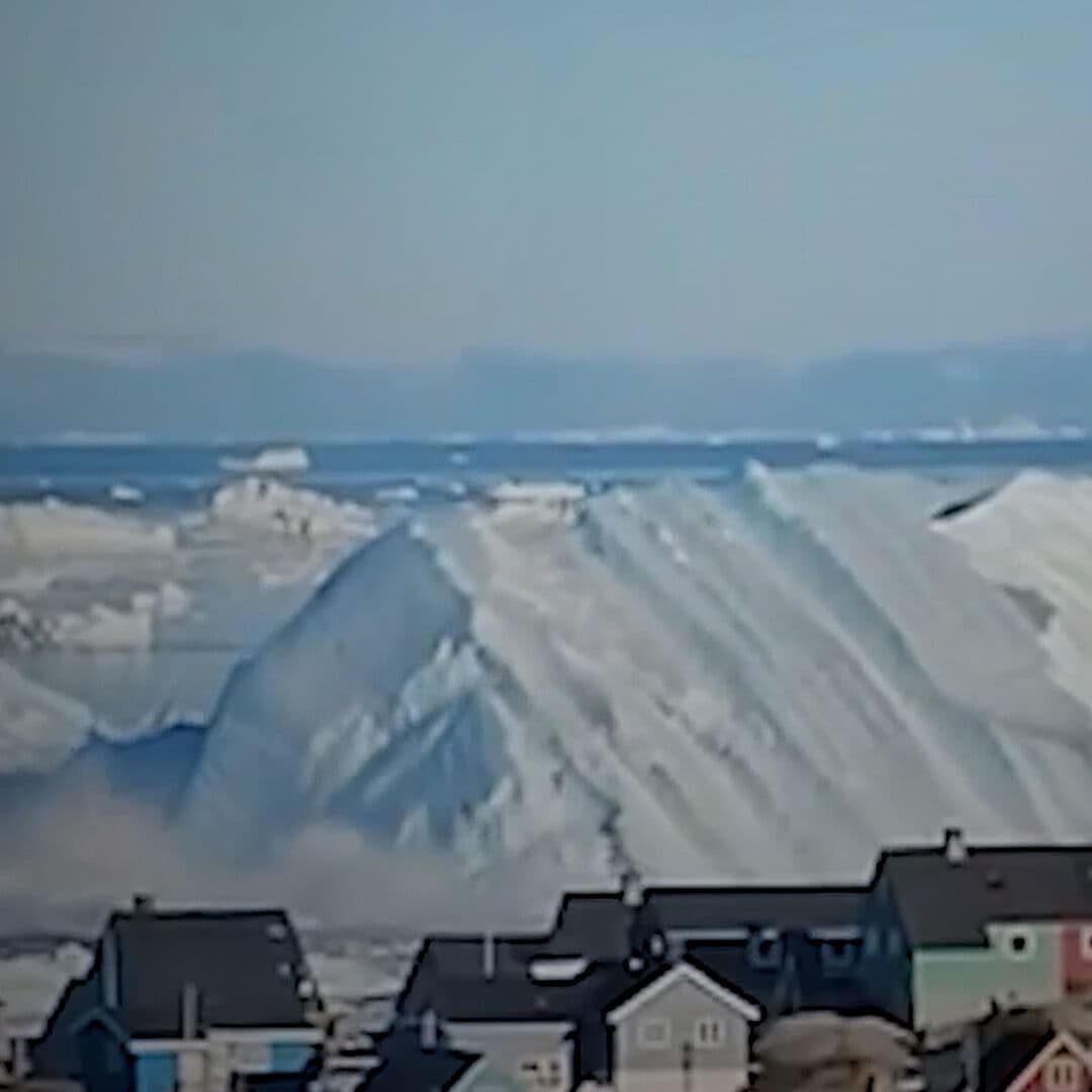 Iceberg Vuelca Frente a Costas de Groenlandia