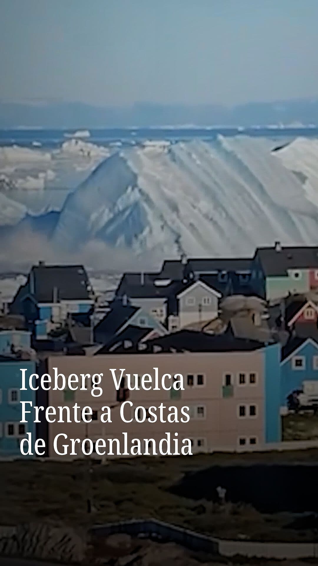 Iceberg Vuelca Frente a Costas de Groenlandia