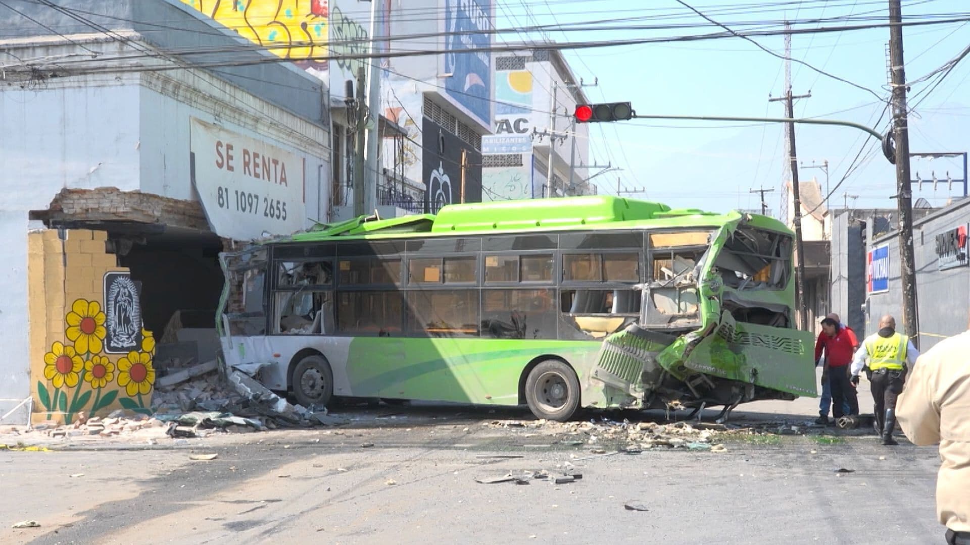 Pasajera Lesionada Narra Accidente de Camión y Autobús en el Centro de Monterrey