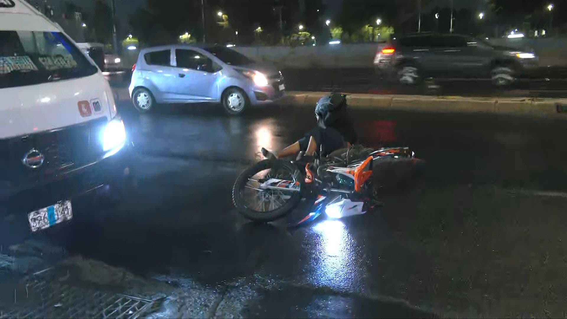 Motociclista Derrapó por Pavimento Mojado en Zaragoza a la Altura del Puente de La Concordia