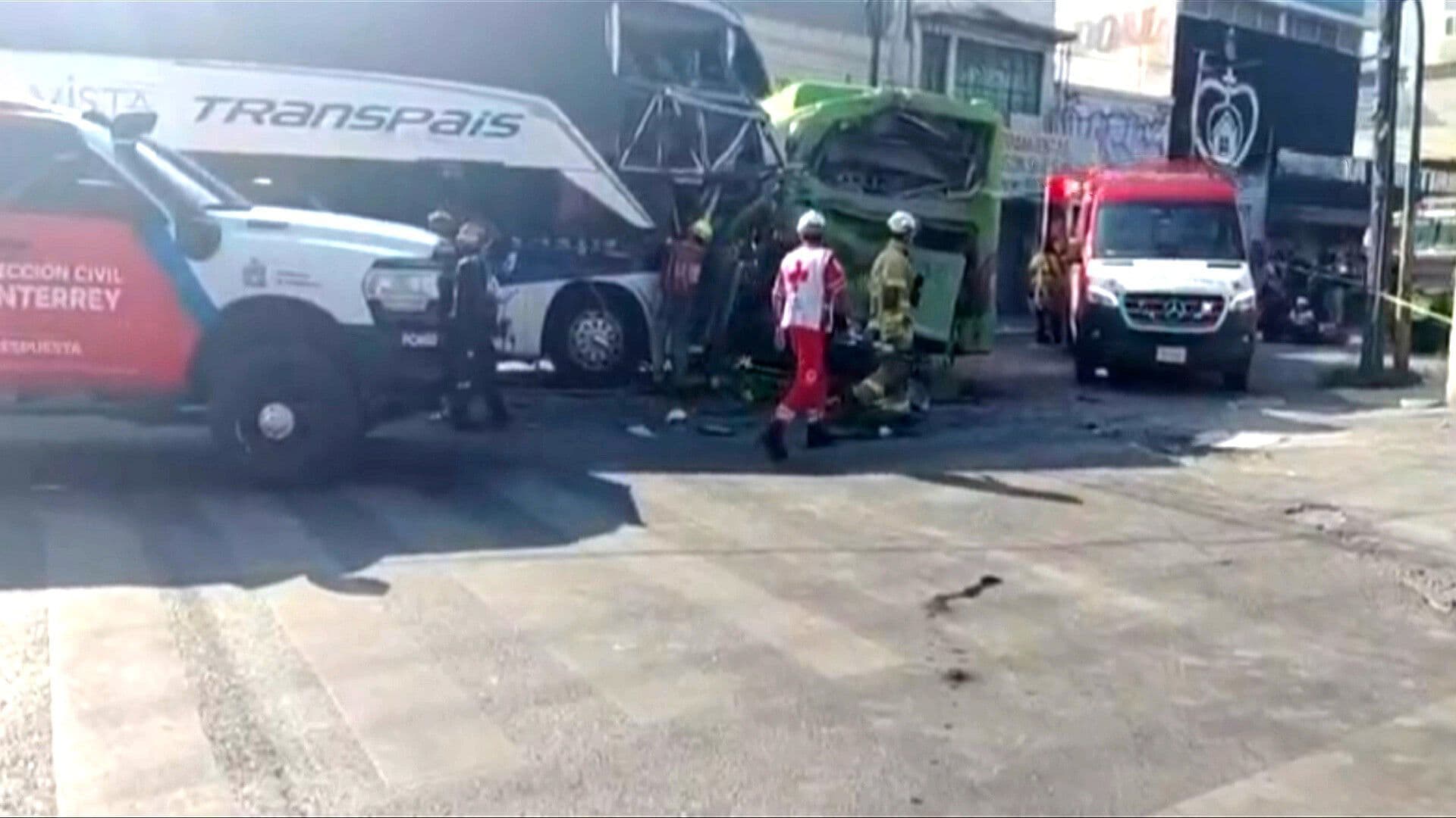 Choque entre Autobús y Camión Urbano en Centro de Monterrey Deja al Menos 10 Personas Lesionadas