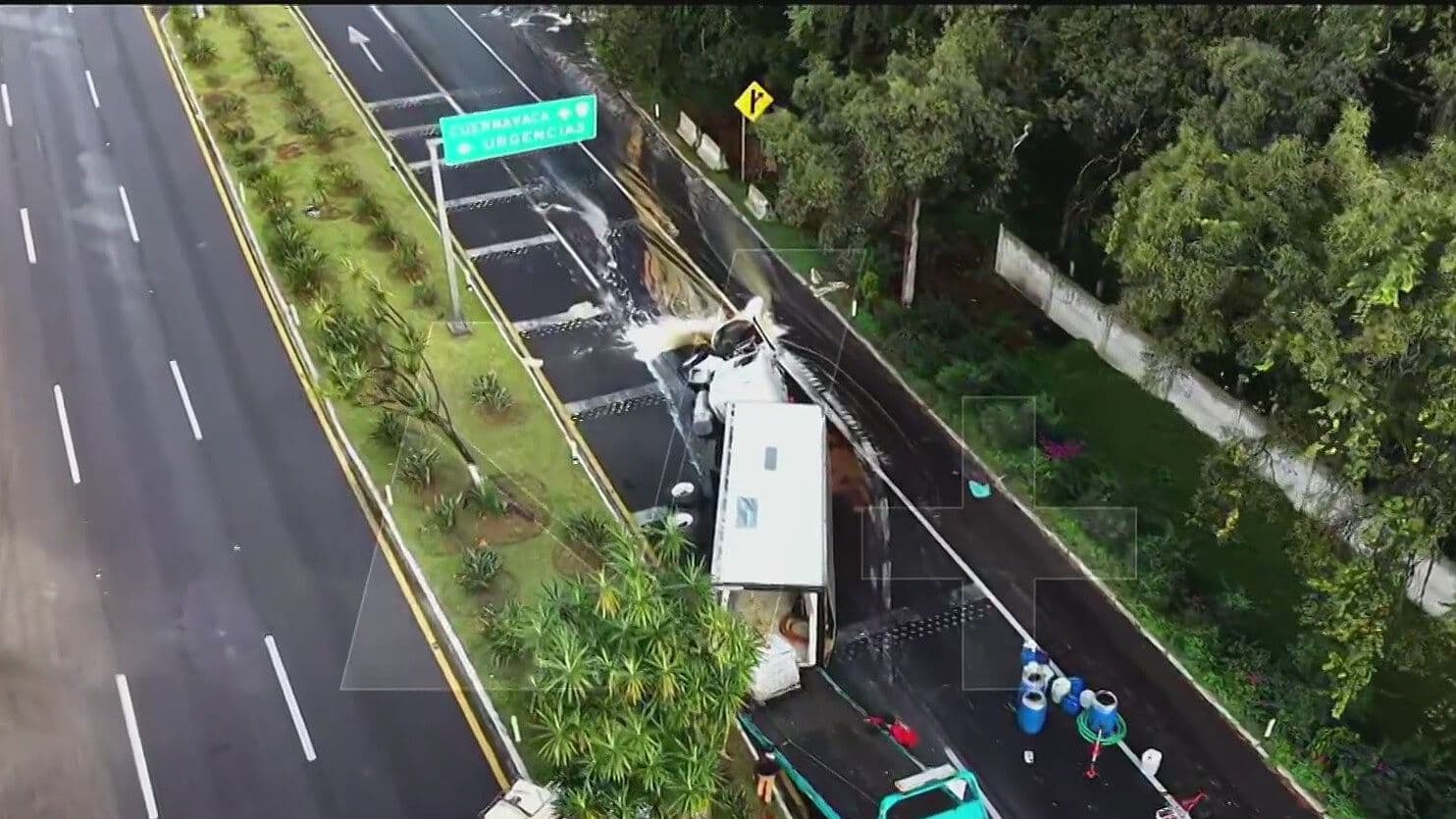¿Qué Pasó en la México-Cuernavaca? Cierre en Ambos Sentidos por Volcadura de Tráiler