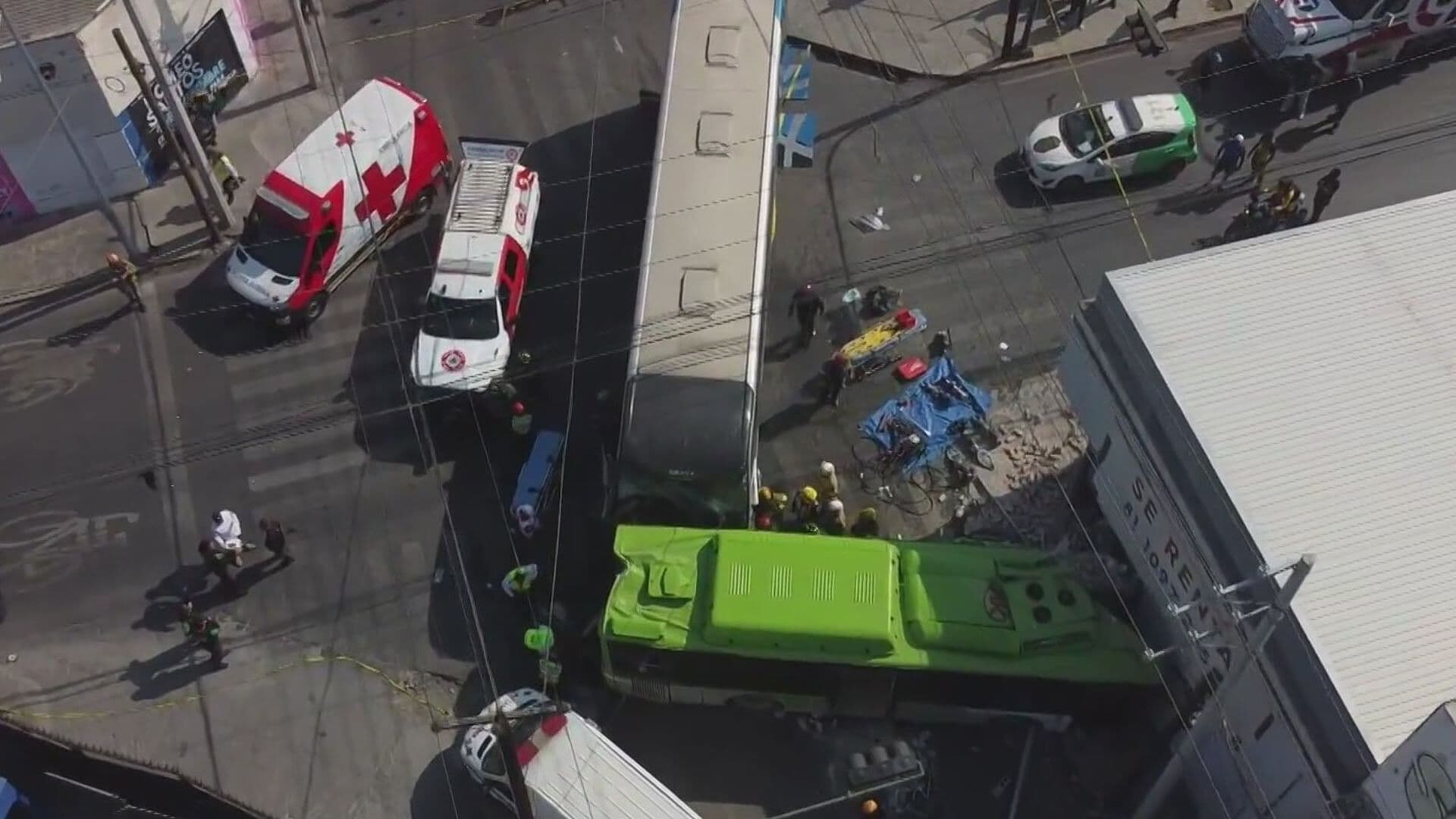 Reportan Graves Choferes de Autobús y Ruta 1 Pilares Tras Choque en Centro de Monterrey