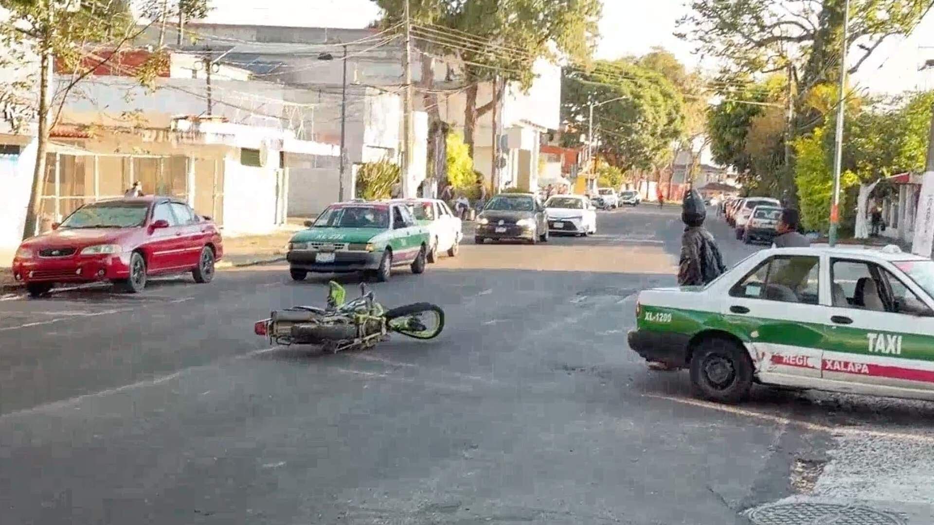 Choque entre Taxi y Moto Afecta Circulación en Avenida Miguel Alemán de Xalapa