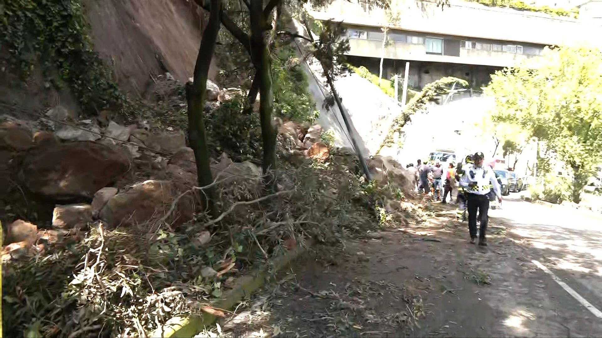 Abren un Carril en Bosques de las Lomas Tras Deslave; Persisiten Riesgos
