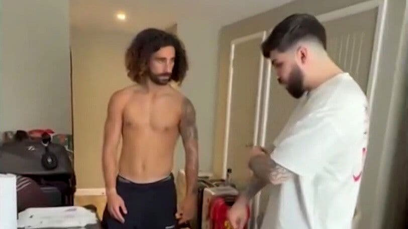 Marc Cucurella Cumple su Promesa y se Tatúa el Rostro de Luis de la Fuente