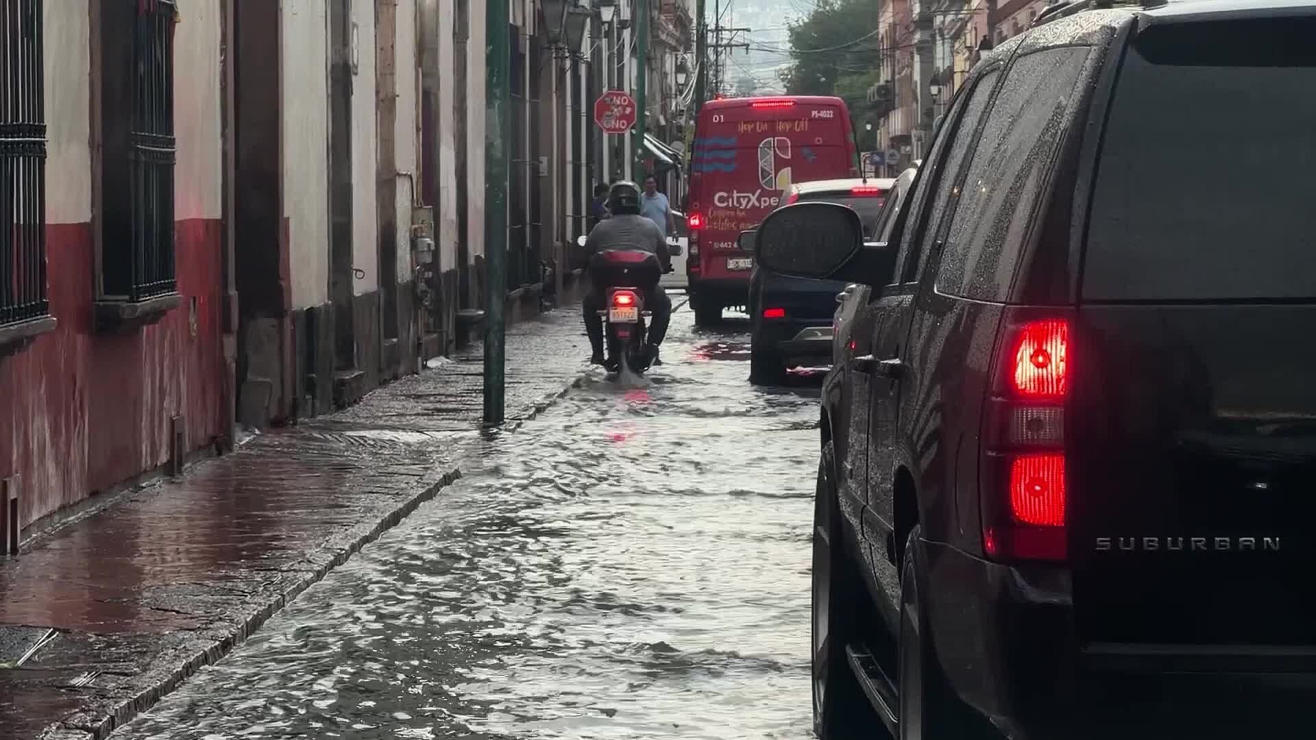 Lluvias Provocan Encharcamientos, Cortocircuitos y Caída de Árbol en Querétaro
