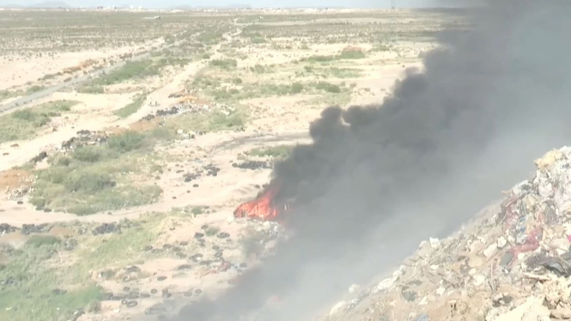 Registran Incendio en Tiradero Clandestino de Llantas en la Carretera Casas Grandes en Juárez