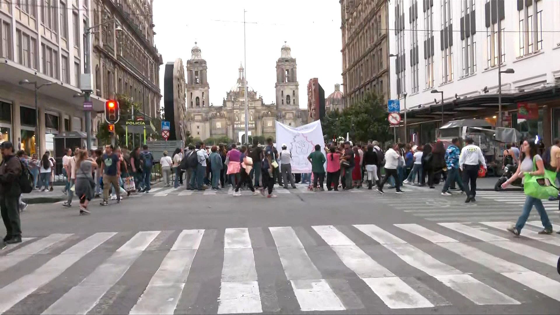 ¿Qué Exigen los Manifestantes que Protestan en Avenida 20 de Noviembre?