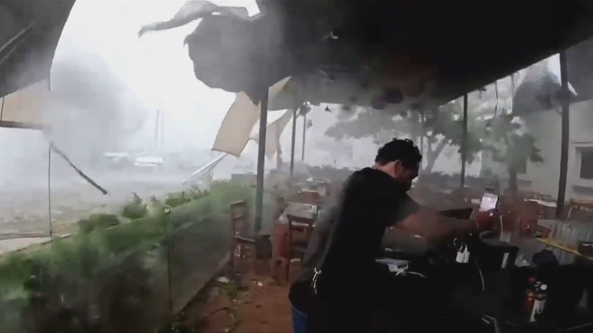 VIDEO | Comensales Quedan Atrapados En Vientos Extremos en Bar de Chiapas