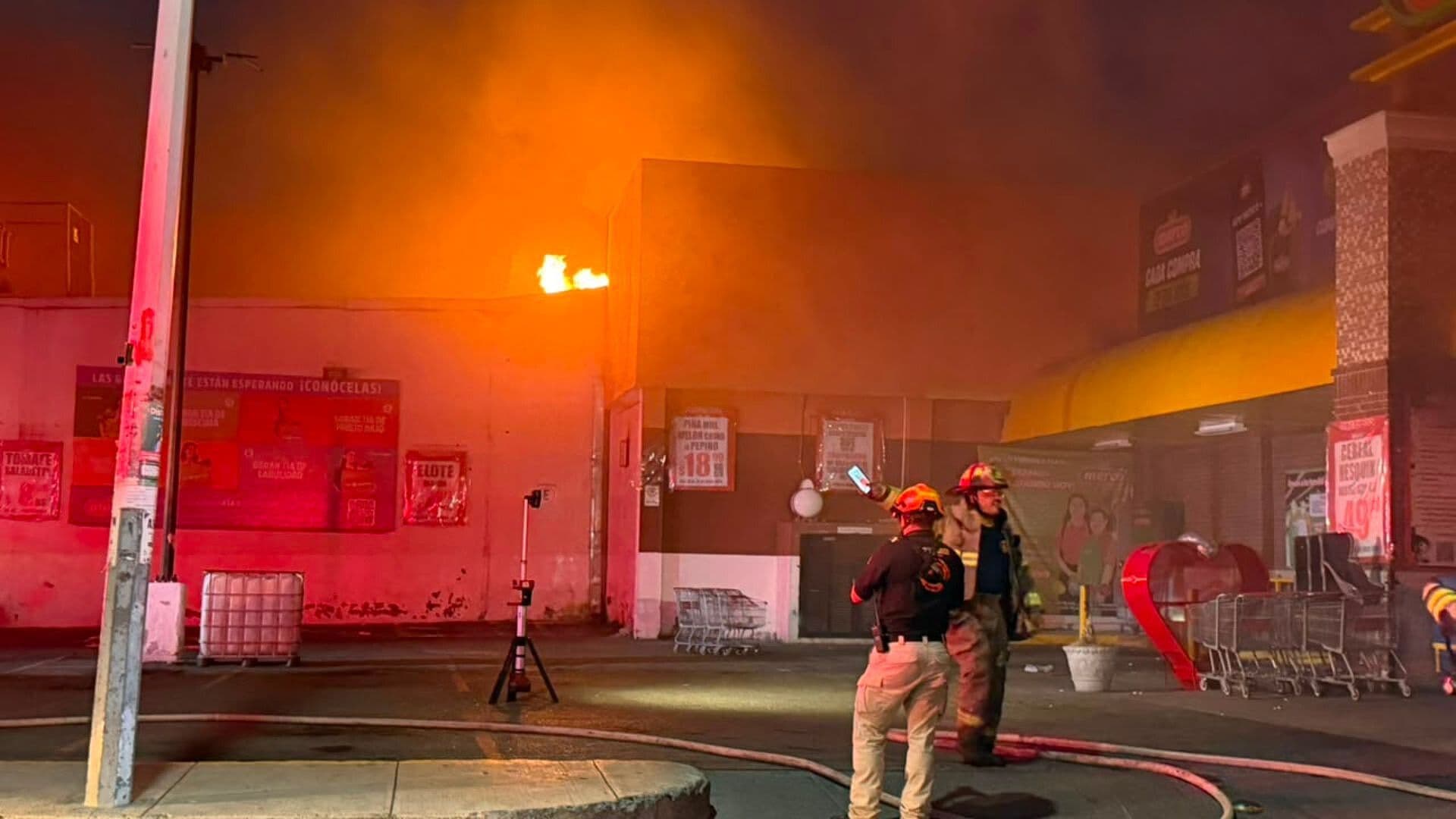 Moviliza Incendio en Supermercado en Colonia Nuevo Repueblo en Monterrey, NL