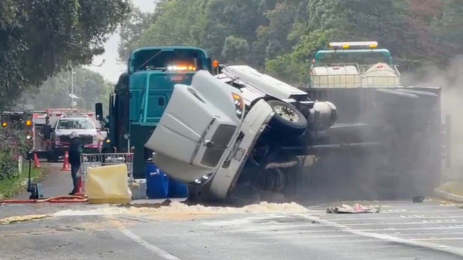 Así Fue la Volcadura de Camión con Ácido Muriático en la Autopista México-Cuernavaca