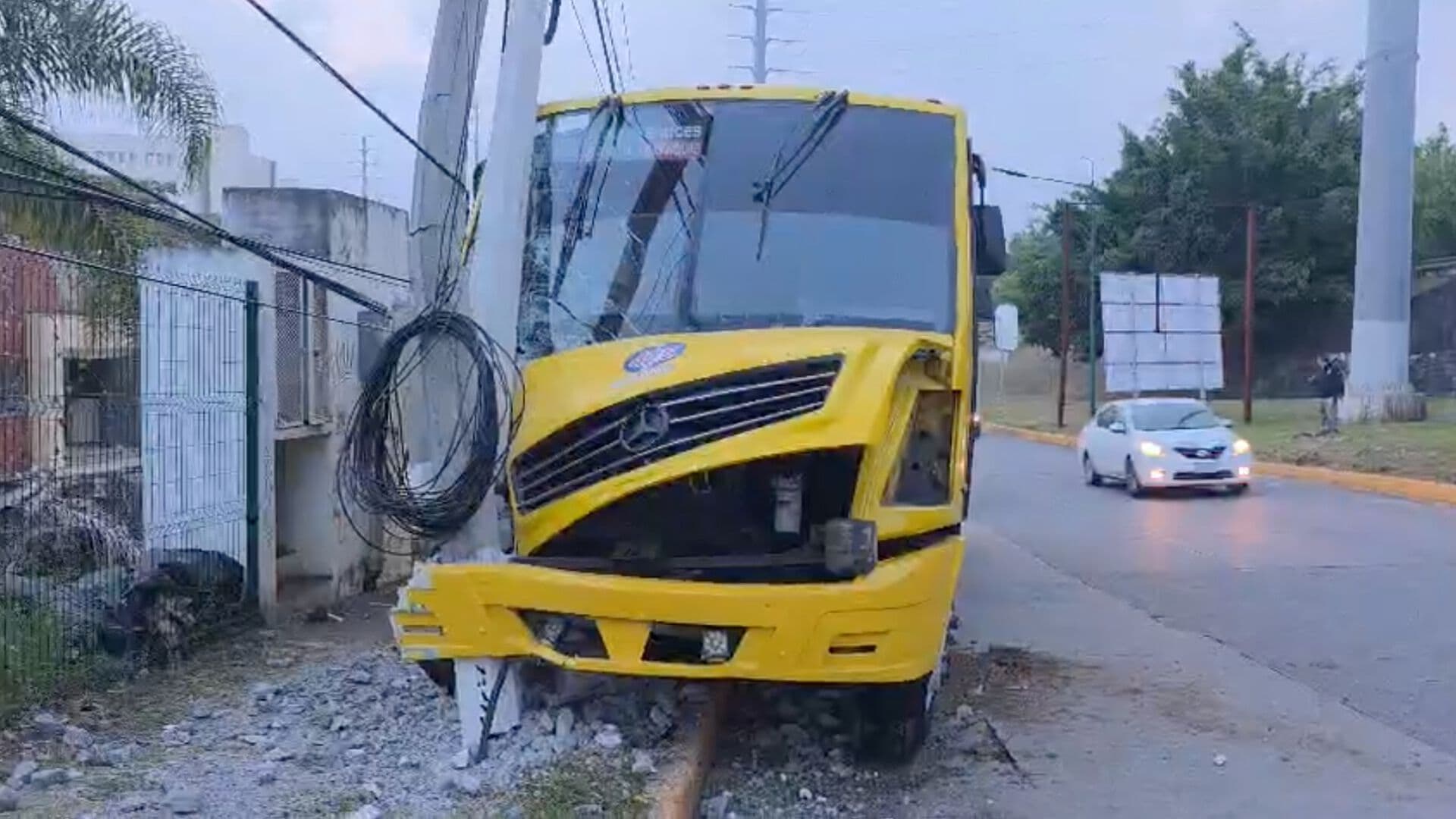 Autobús de Pasajeros de Línea Garibaldi Impacta Postes en Avenida Arco Sur Xalapa Veracruz Hay Tres Lesionados