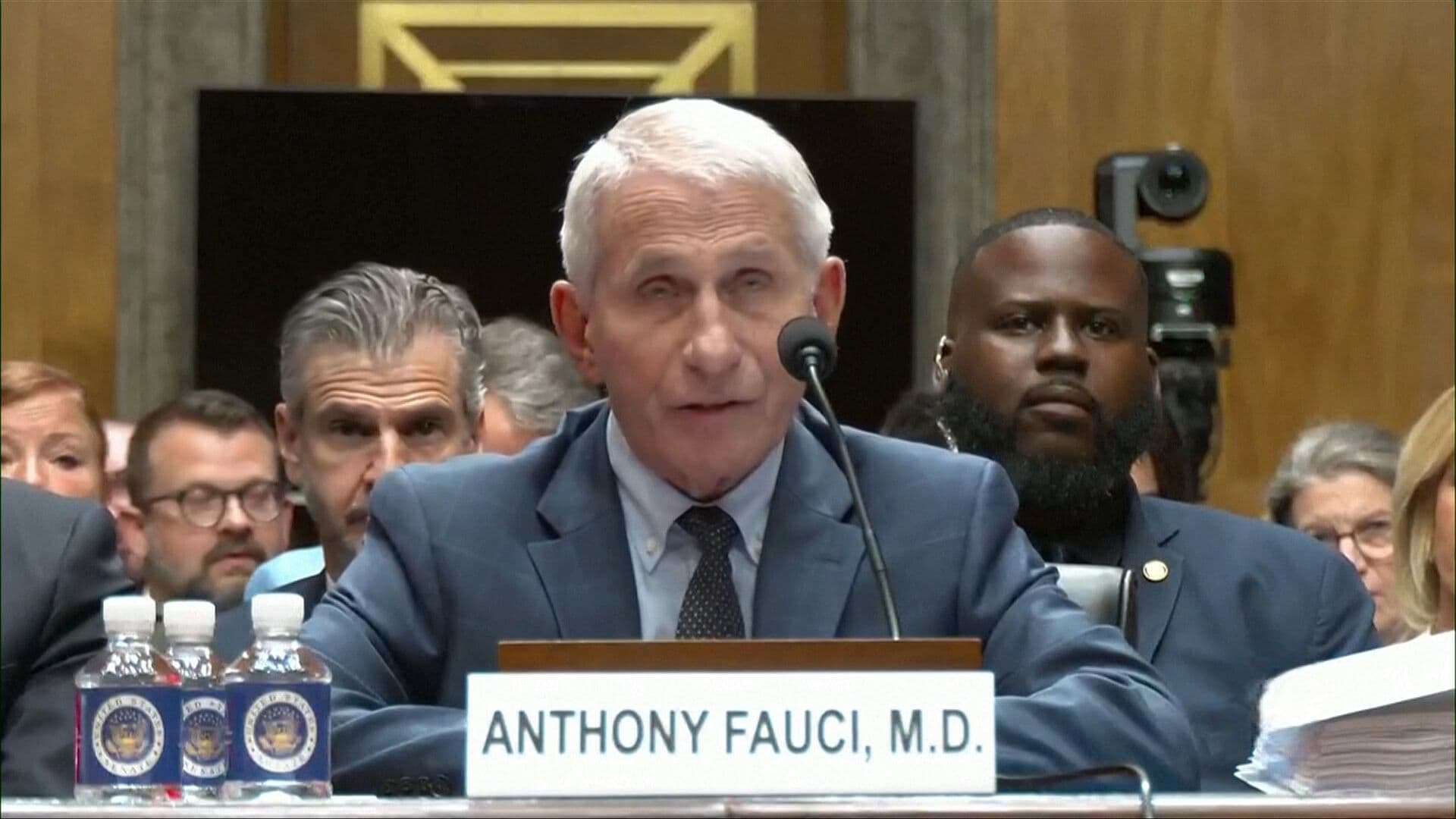 Doctor Anthony Fauci Invoca la Quinta Enmienda para No Responder Preguntas en el Senado
