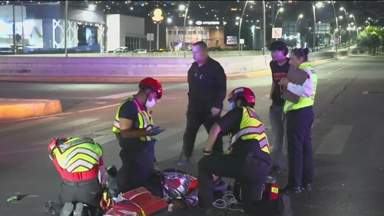 Derrapa Motociclista y Queda Herido en Monterrey