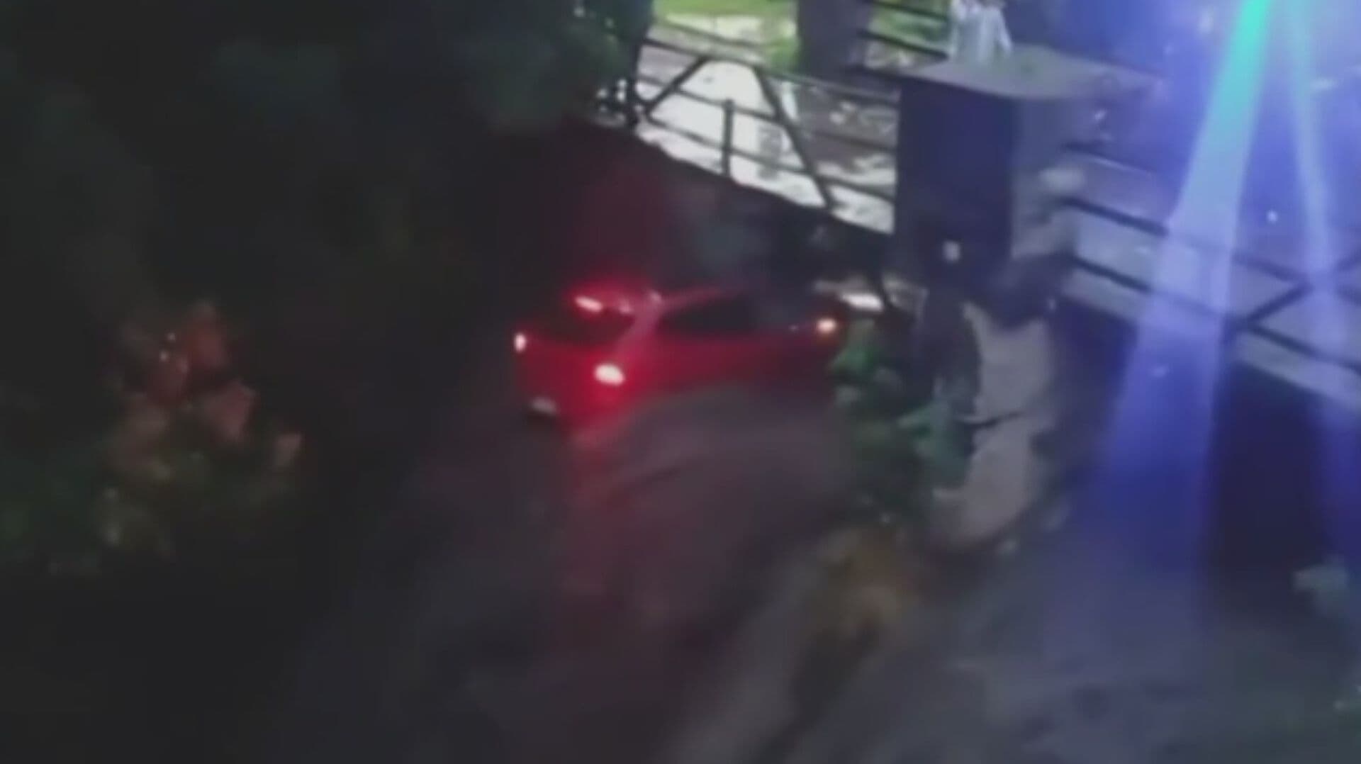 VIDEO | Rescatan a Pareja a Minutos de que su Auto Cayera en un Barranco en Tlaxcala