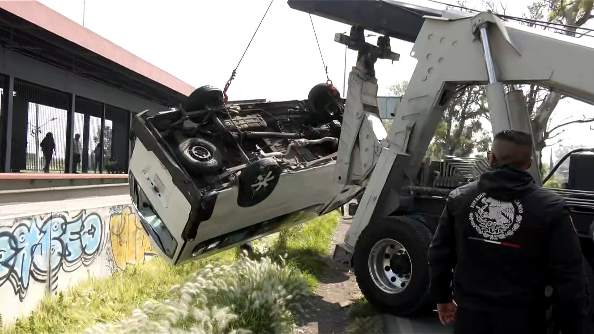Combi Cae y Vuelca en una Zanja de la México-Pachuca; Conductor Huyó de un Retén