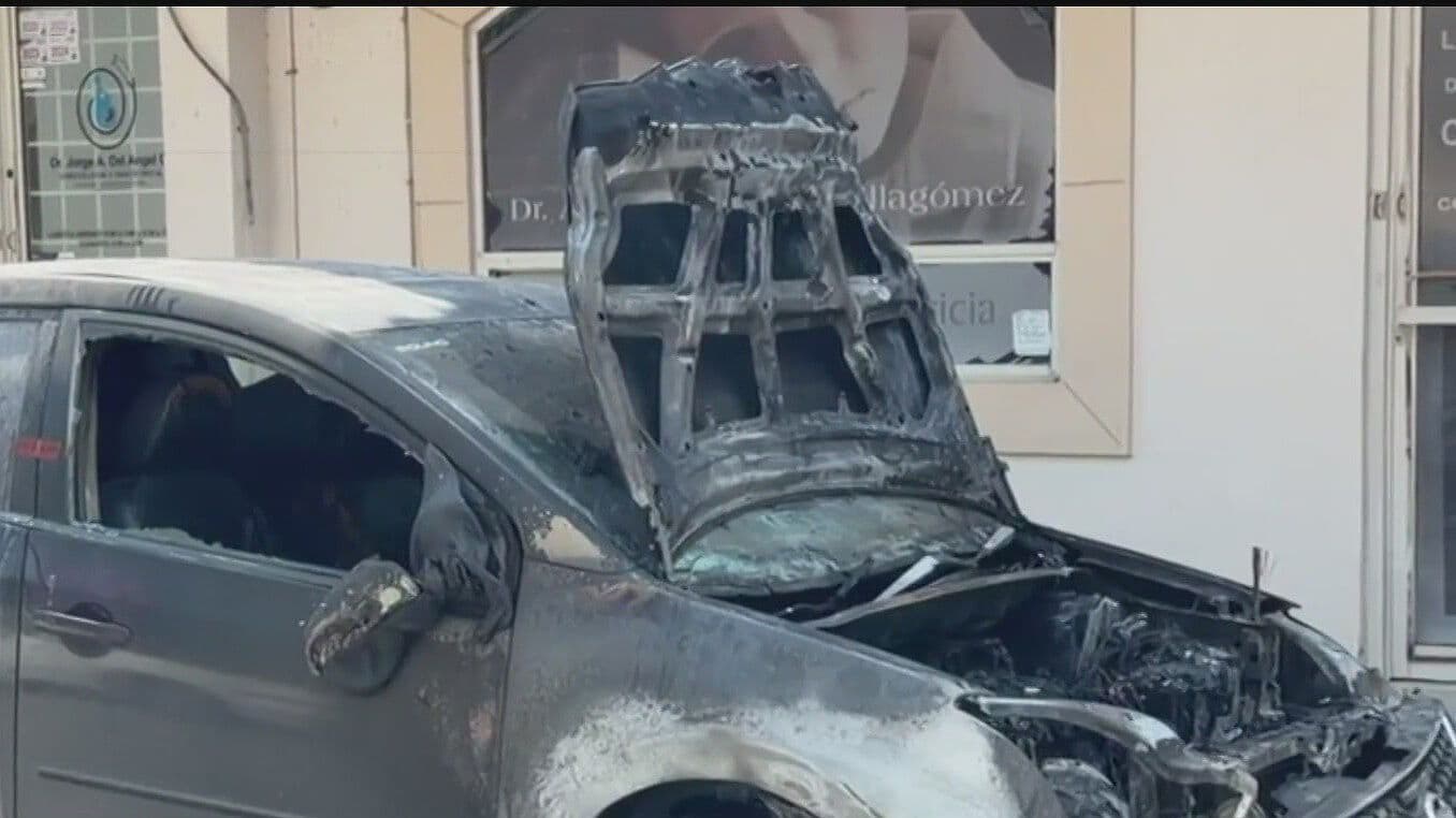 Queman Carro Frente a Clínica del IMSS en Montemorelos