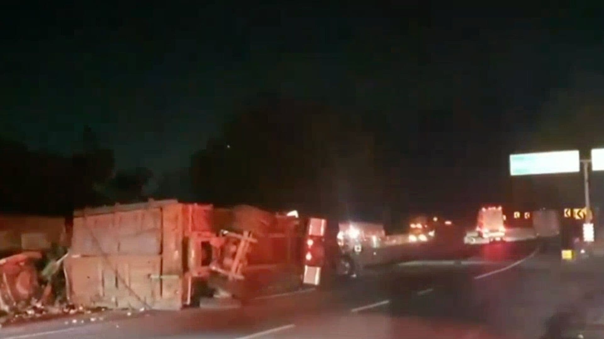 Vuelca Tráiler Cargado con Fierro Viejo en la Autopista 150D Puebla Veracruz