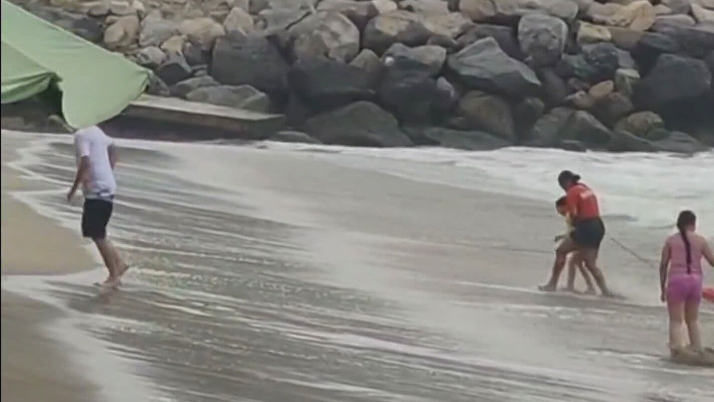 VIDEO | Así Rescataron a Niño de 7 Años que No Podía Salir del Mar en Manzanillo