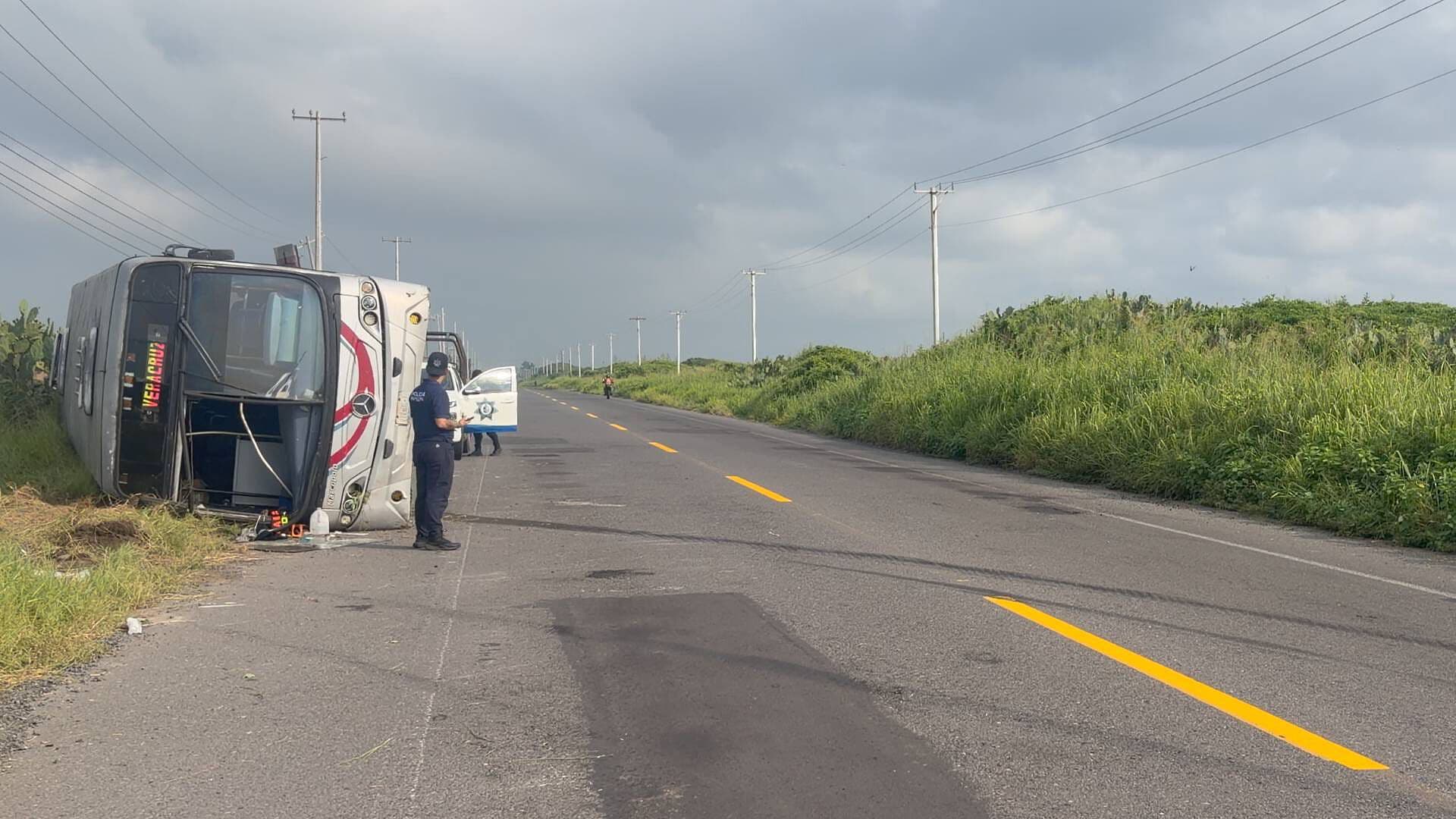 Autobús de Transporte Vuelca en a Carretera Veracruz Alvarado Hay Varios Lesionados
