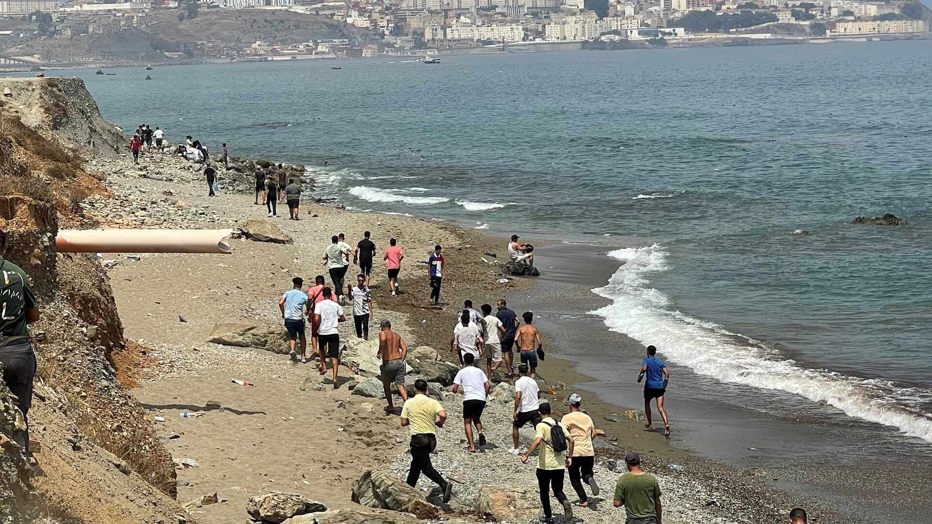 Así Llegaron Miles de Migrantes a Ceuta desde Marruecos; Algunos Cruzaron Nadando