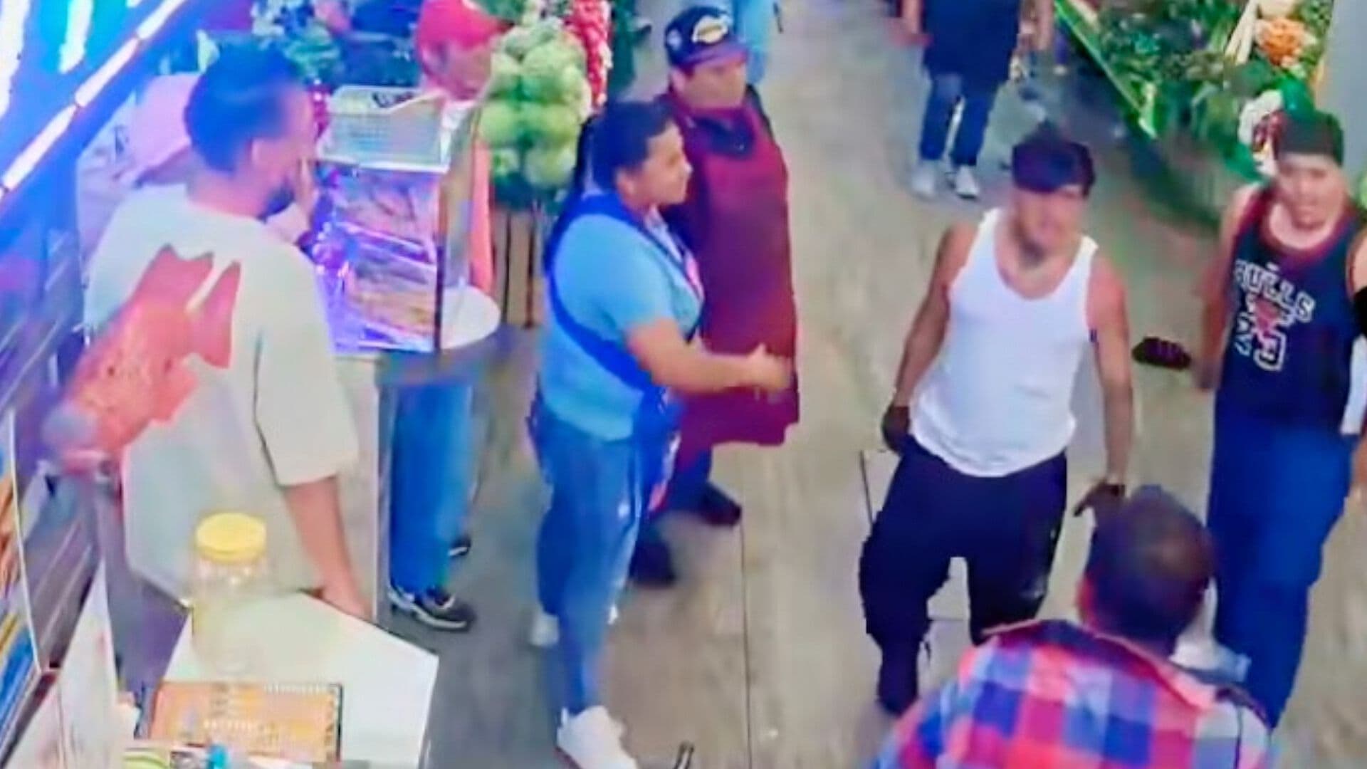 Comerciantes se Van a los Golpes en Mercado de San Martín Texmelucan, Puebla