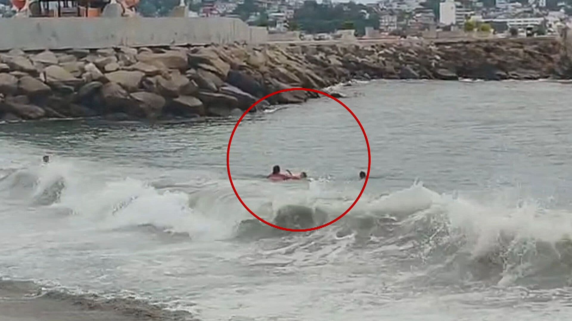 Marina Rescata a Niño de 7 Años que Estuvo a Punto de Ahogarse en Playa de Manzanillo
