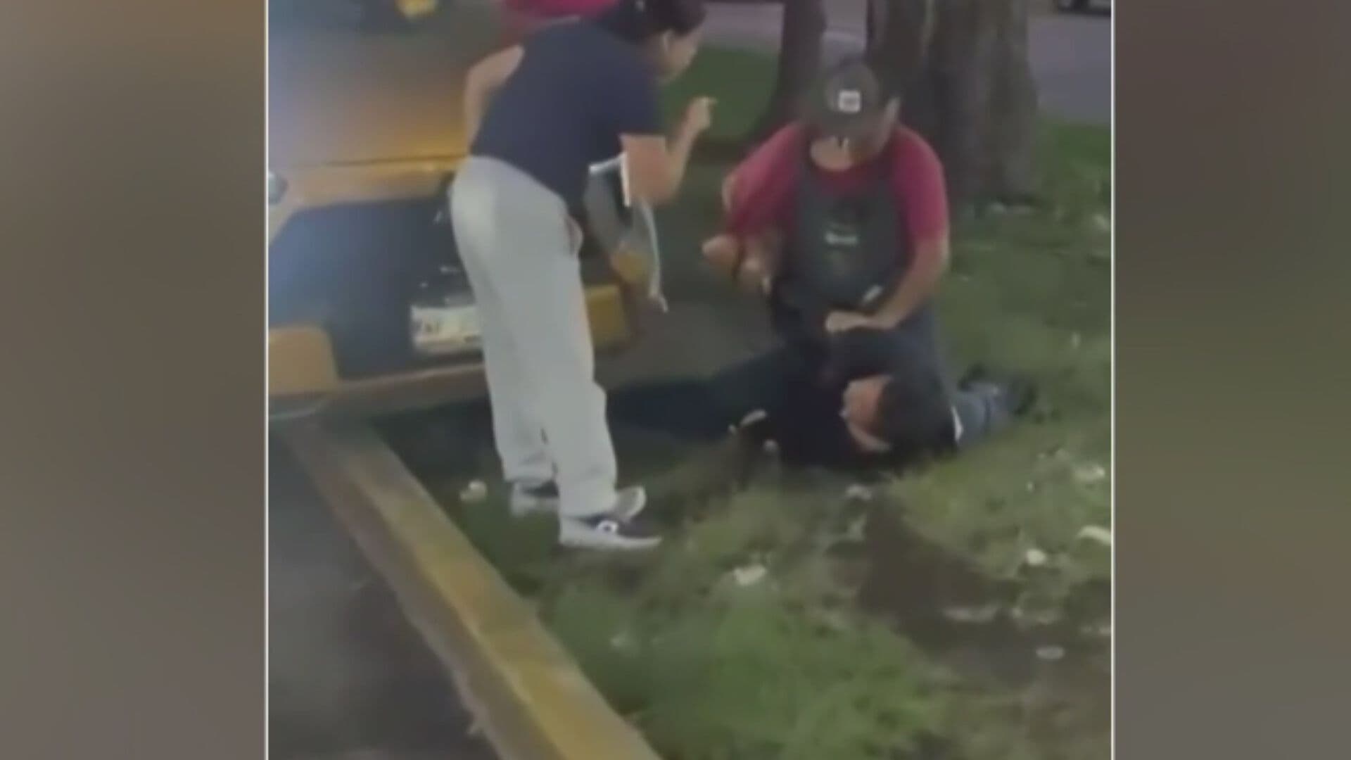 "'¡Llamen a la Policía!”: Comerciantes Atrapan y Patean a Ladrón en Puebla