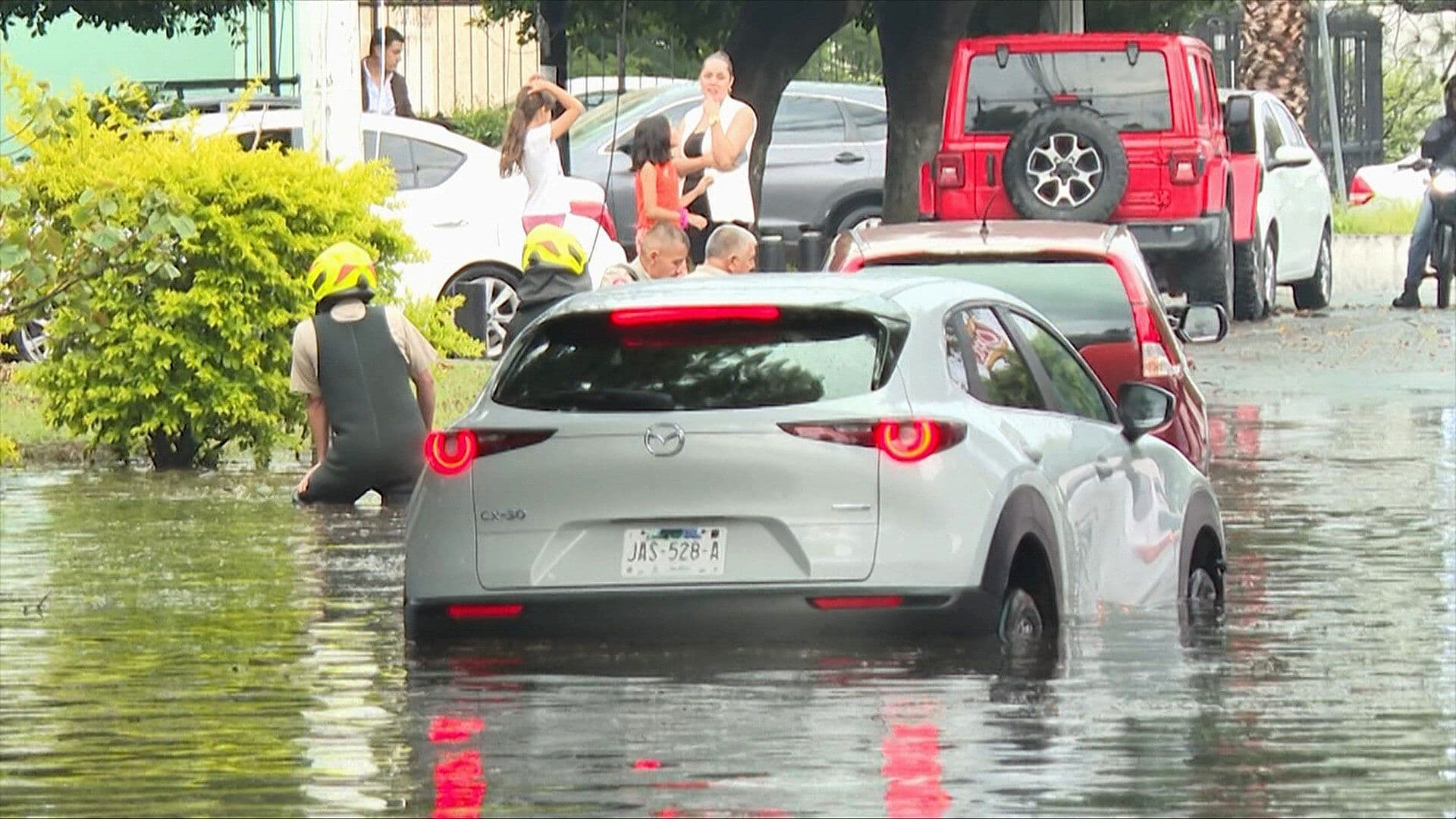 Fuerte Lluvia Colapsa Guadalajara; Autos y Camión Quedan Varados en Zapopan, Jalisco