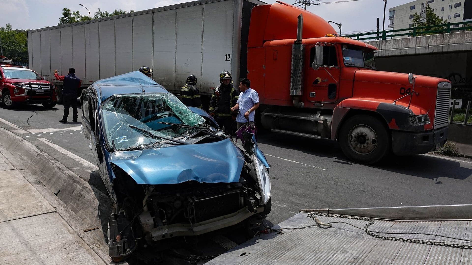 CRONOLOGÍA: Tráiler Sin Frenos Aplasta Coche en la México-Toluca y Deja 5 Heridos