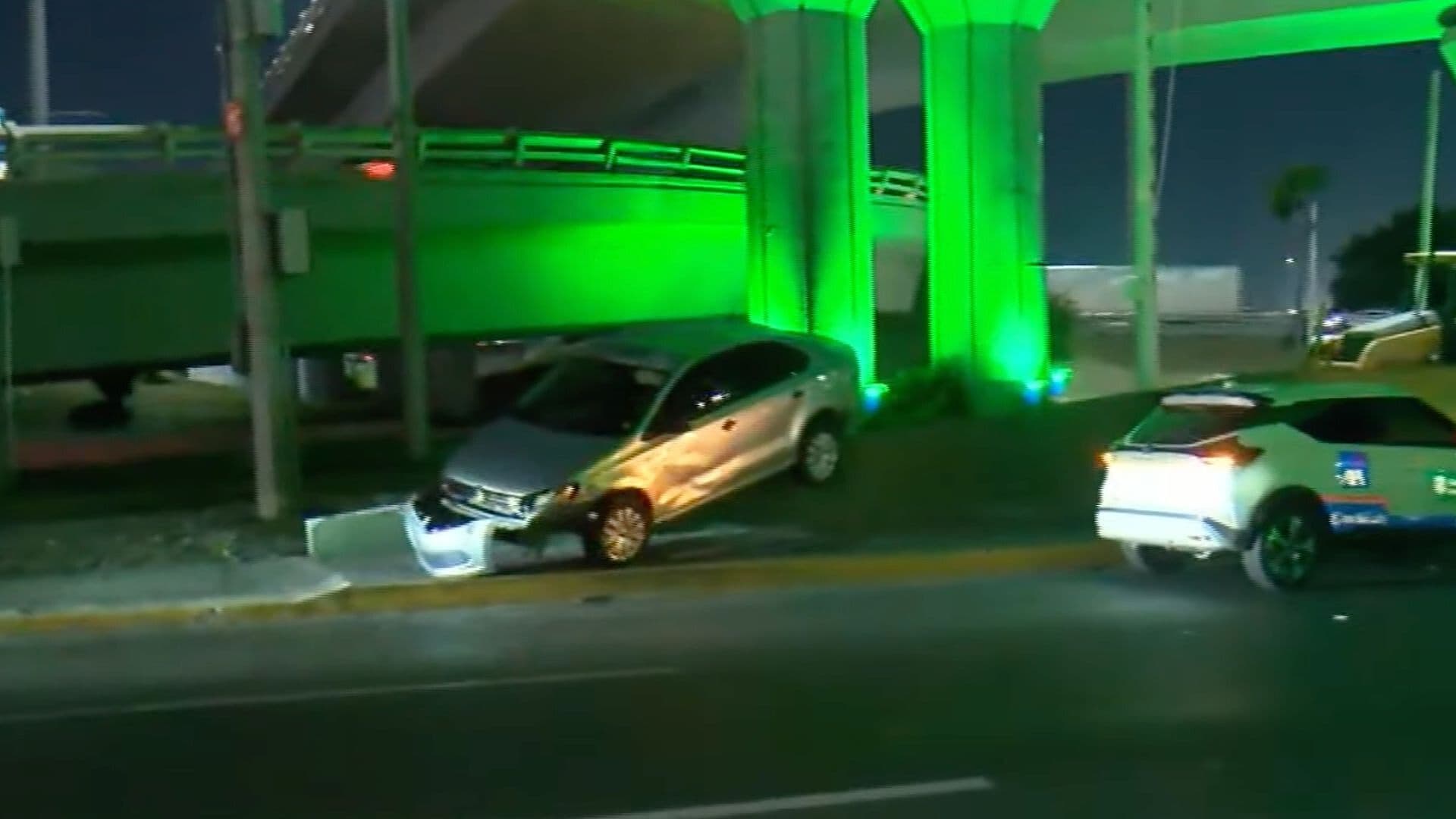 Tráiler Impacta Auto en Av. Fidel Velázquez en San Nicolás, NL