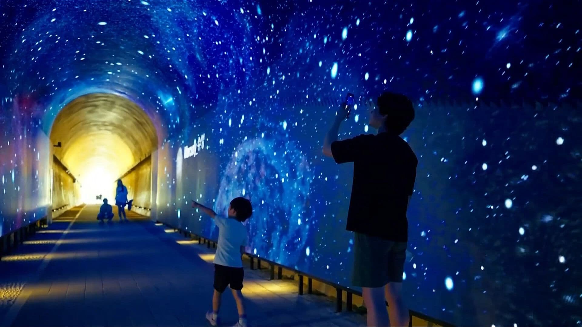 VIDEO: Túnel de la Luz Sorprende con Viaje del Espacio al Fondo del Mar en Corea del Sur