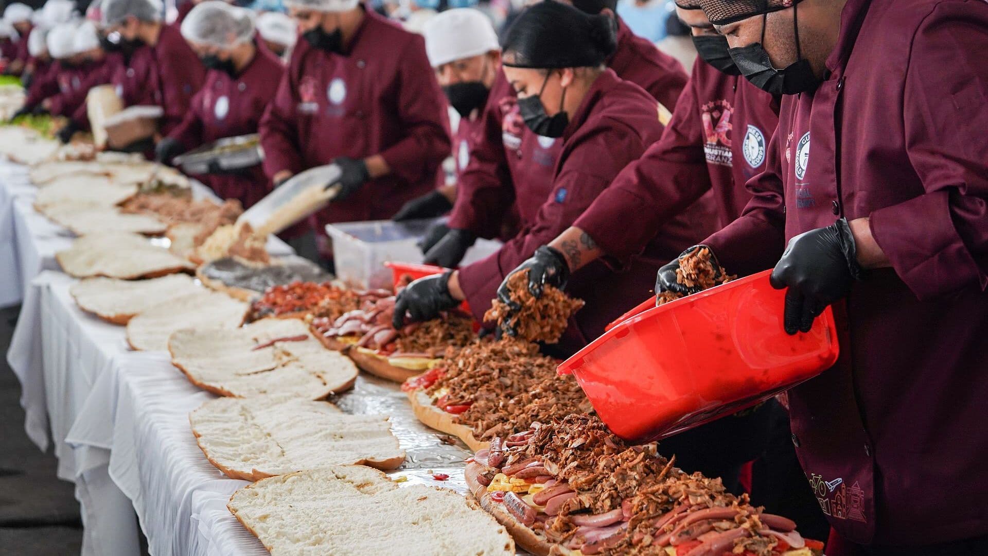 La Torta Más Grande del Mundo: ¿CDMX Rompió Récord Guinness con Torta Gigante de 100 Metros?