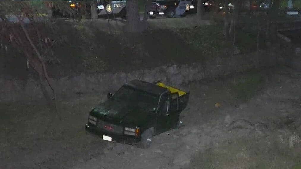 Roban Camioneta y la Abandonan en Canalón en Monterrey