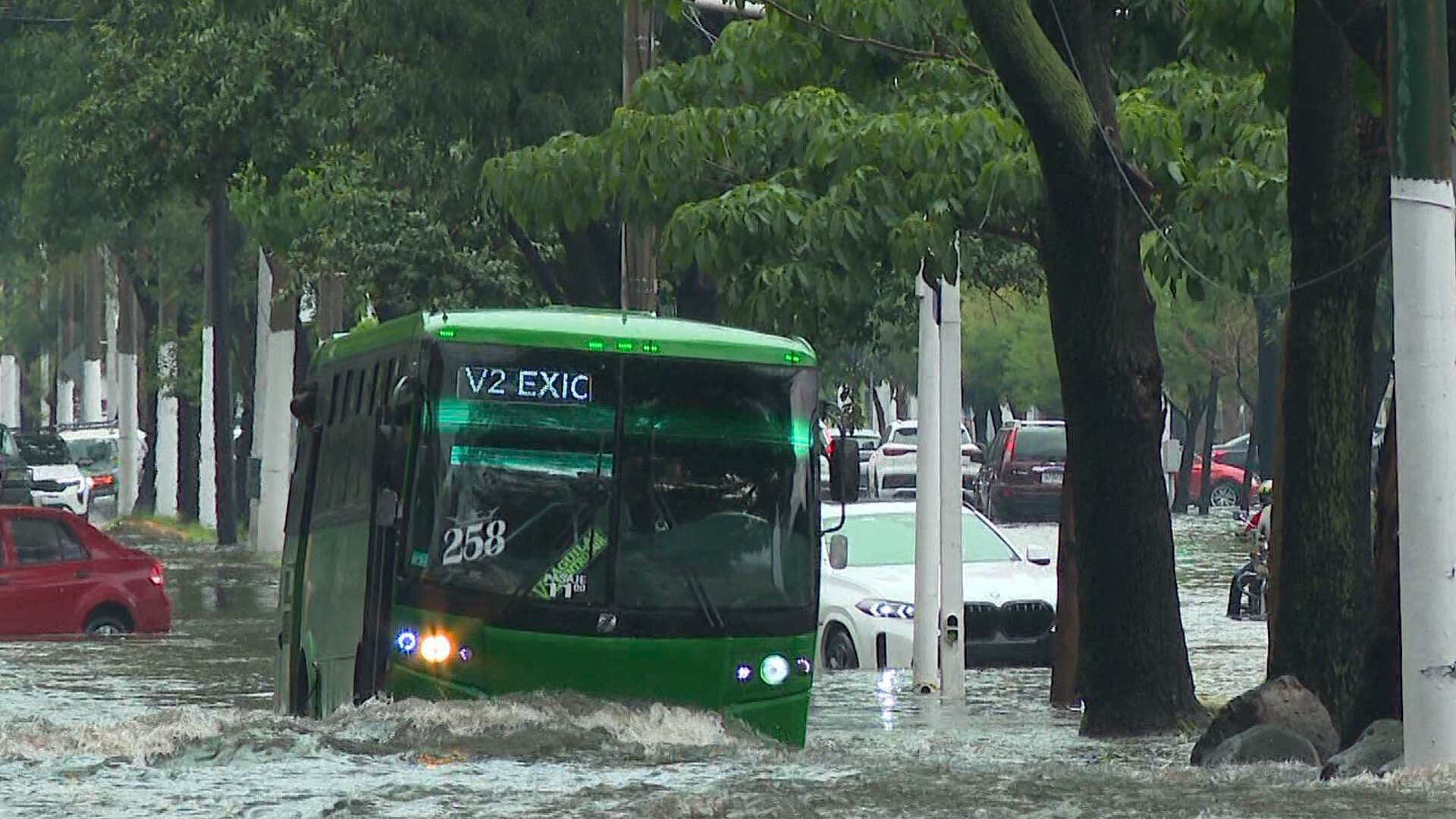Fuerte Lluvia Pasajera Deja Inundaciones en Calles y Avenidas de Zapopan
