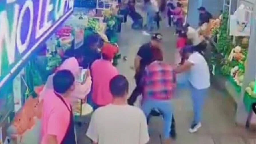 VIDEO | Vendedores Ambulantes y Locatarios se Enfrentan a Golpes en Mercado de Puebla