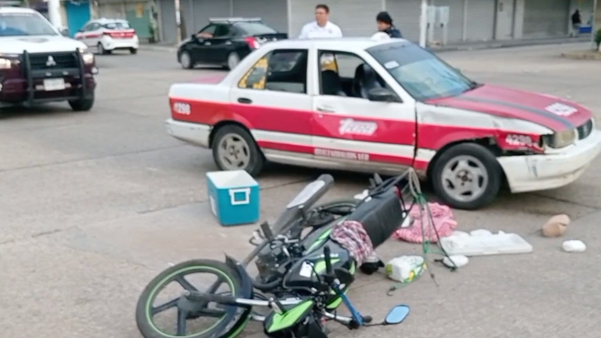 Motorepartidor de Tortillas se Impacta contra Taxi en Coatzacoalcos