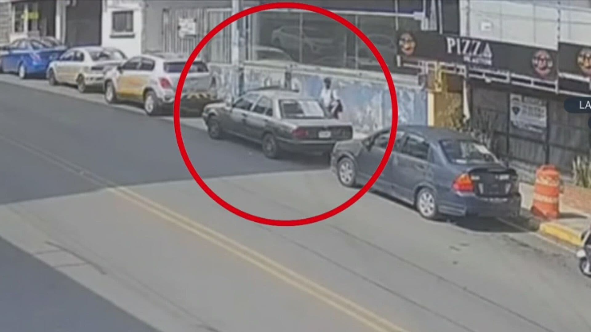 VIDEO | Aplena Luz del Día y en Segundos; Sujeto Roba Auto en Cuernavaca, Morelos