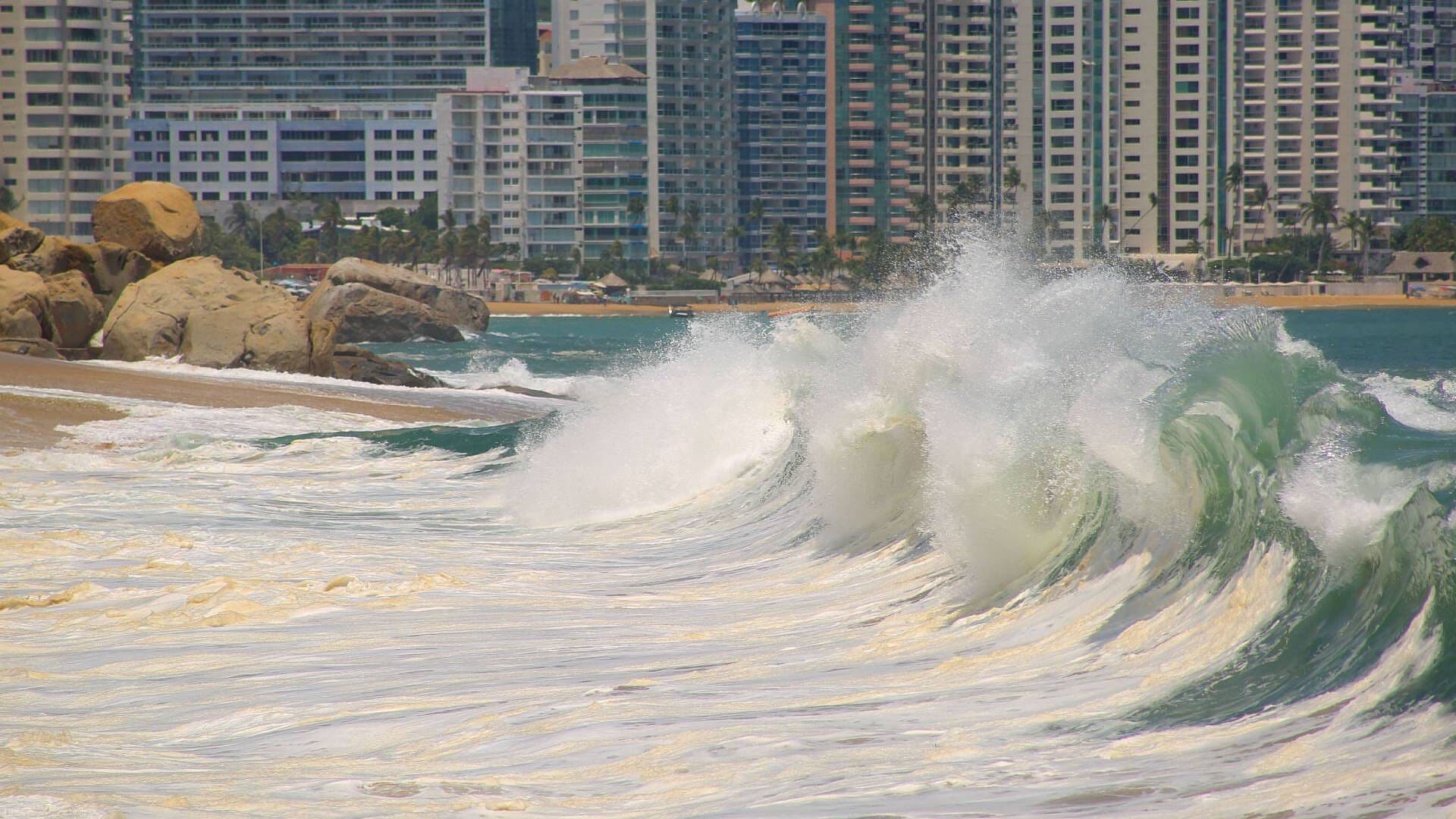 Reportan Alto Oleaje por Fenómeno de Mar de Fondo en las Costas de Guerrero
