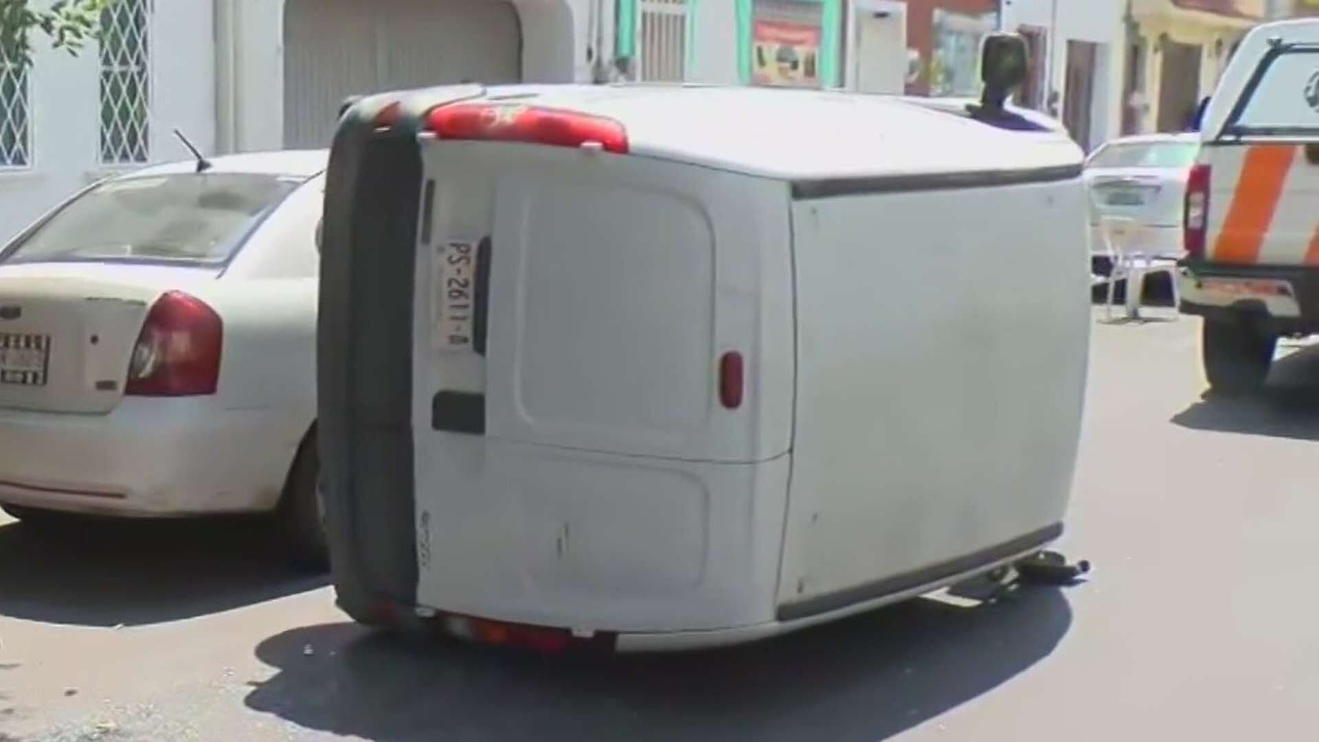 Vuelca Automovilista; Hay 2 Lesionados en Centro de Monterrey