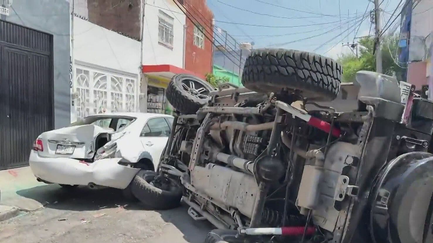 Camioneta Vuelca Tras Chocar Contra un Auto en Guadalajara; Tres Vehículos Terminaron Afectados