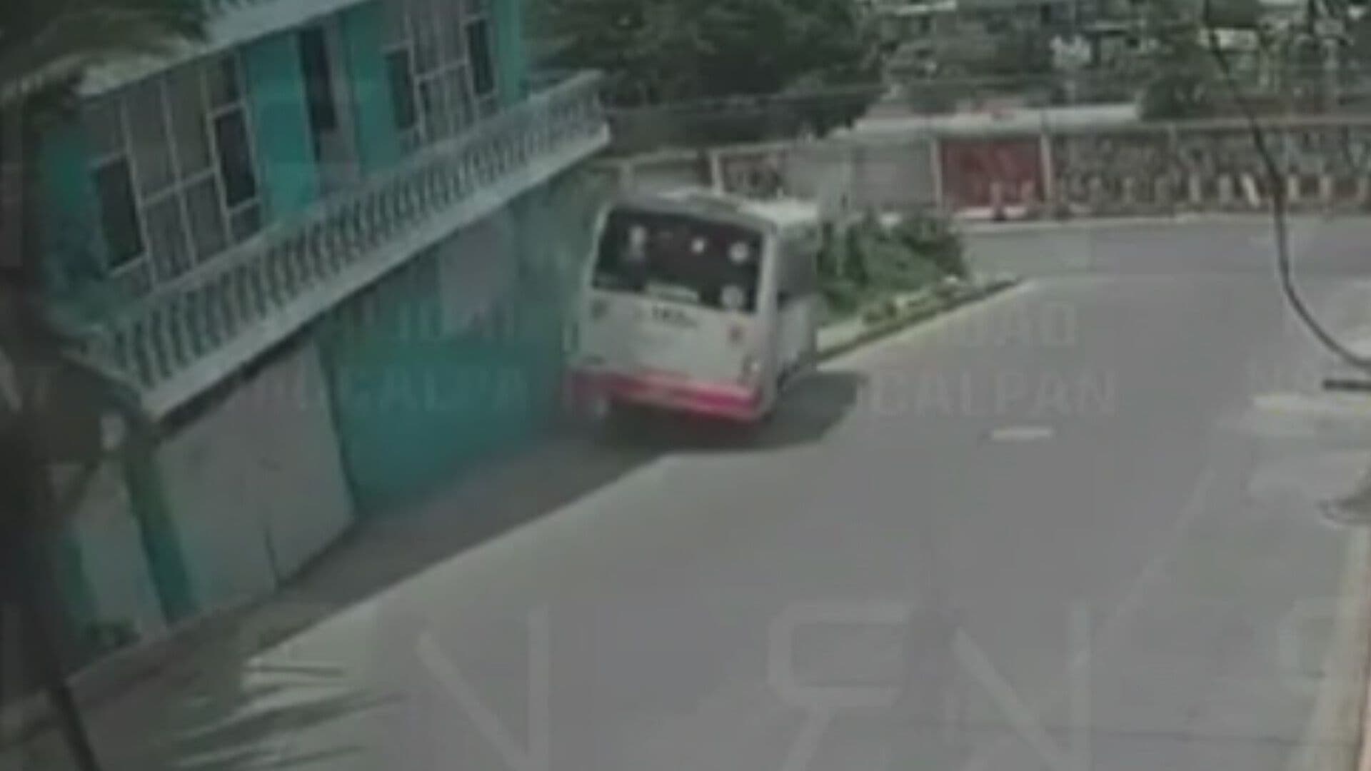VIDEO | Momento Exacto en que un Camión Vuelca y Derriba Barda de Escuela en Naucalpan, Edomex