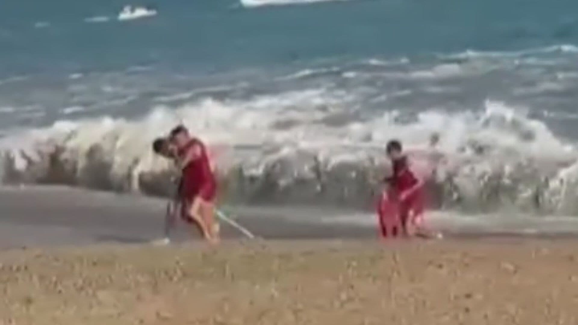 VIDEO | Mar de Fondo Arrastra a Turístas en Acapulco, Guerrero; Así los Rescataron