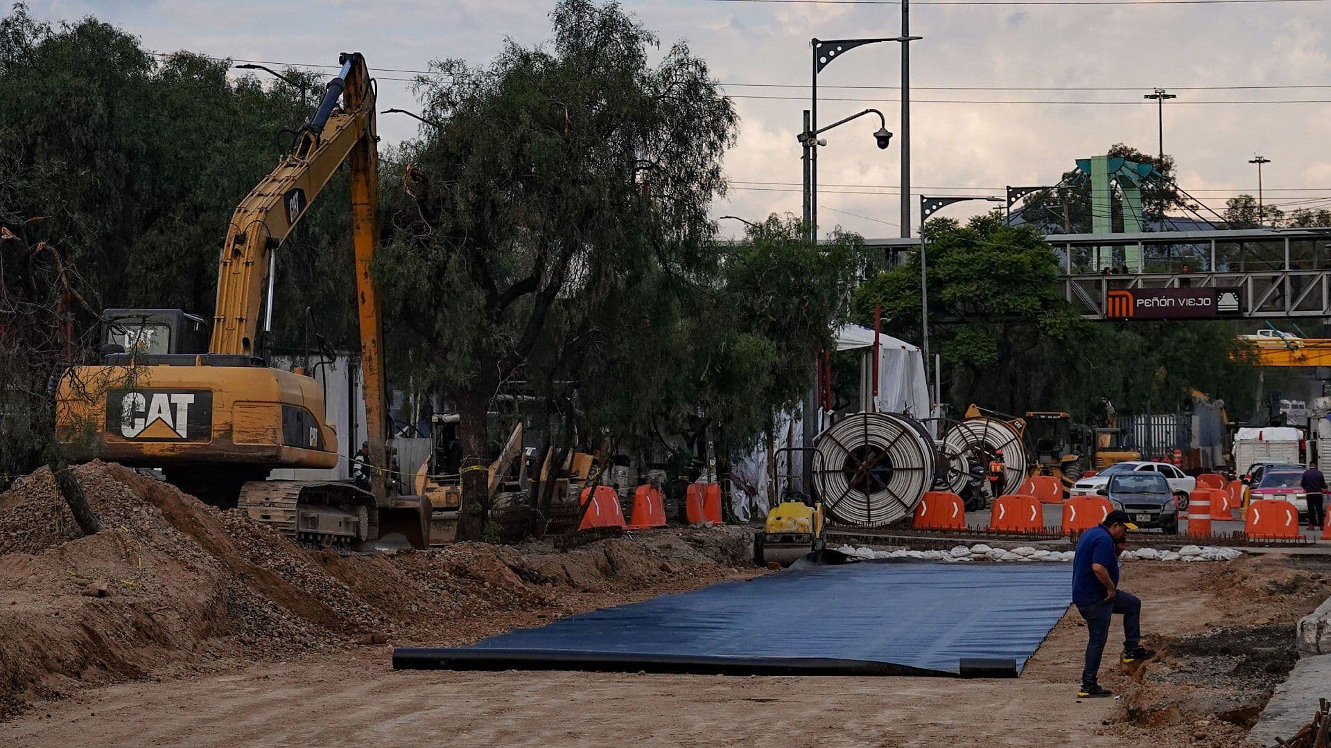 Continúan Obras Públicas en Carriles Laterales de la Calzada Zaragoza, Iztapalapa