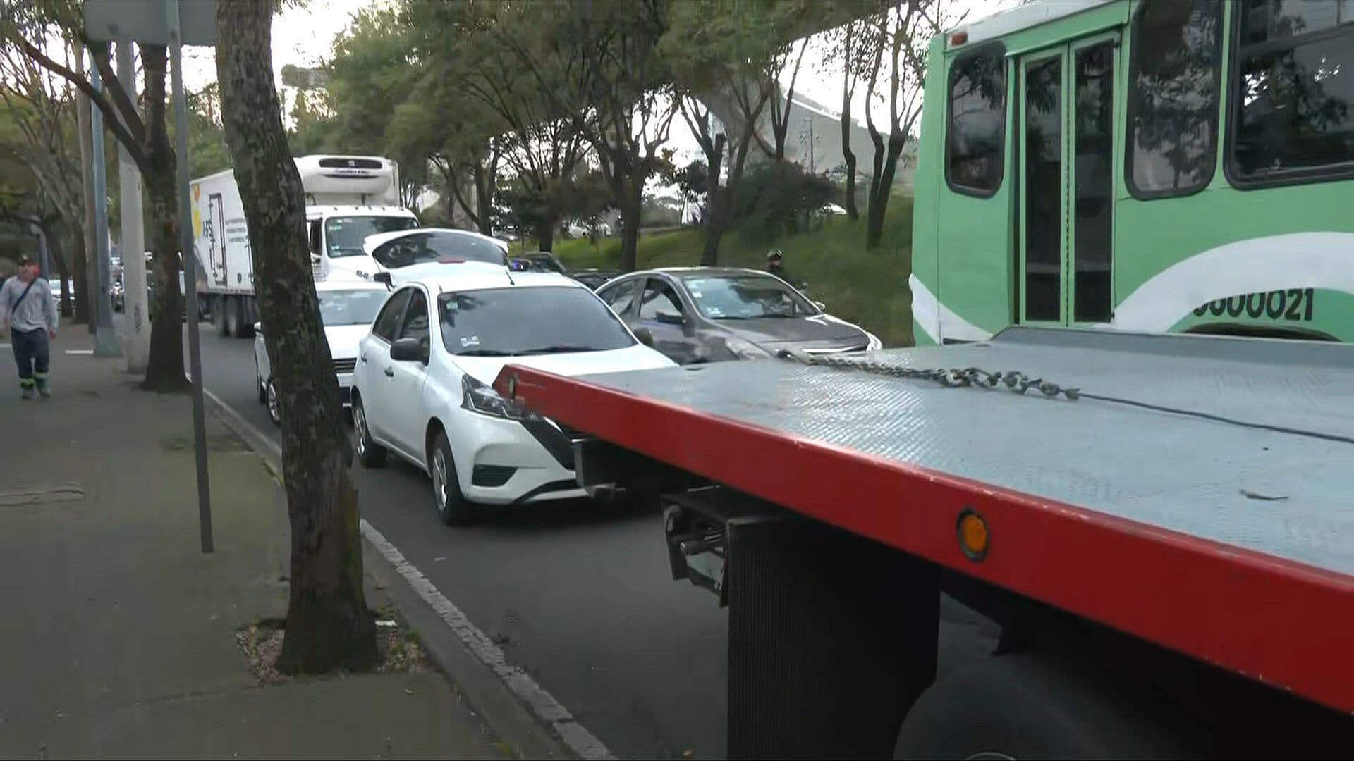 ¿Qué Pasó en Periférico Sur? Motociclista Pasa entre Autos y Provoca Carambola en CDMX