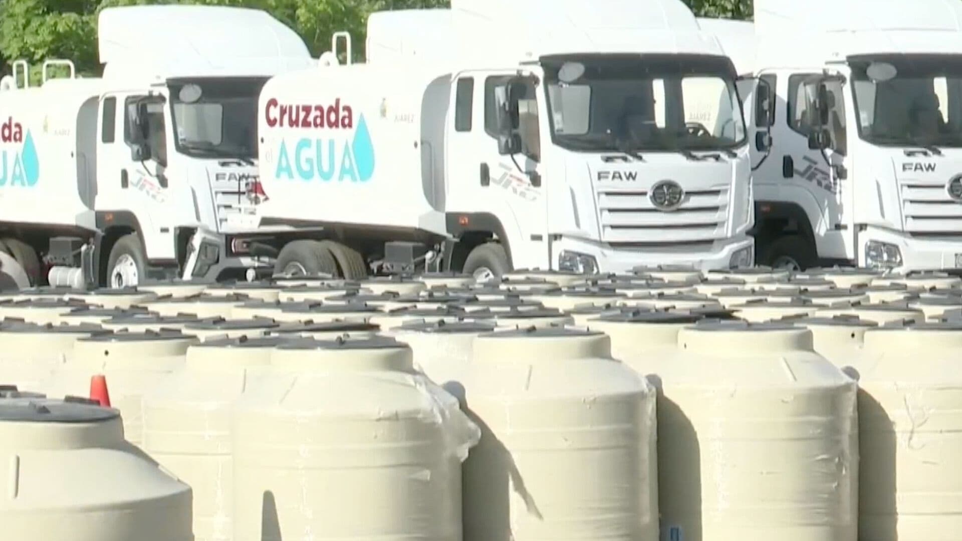 Reparten Agua y Tinacos en Zonas Vulnerables de Ciudad Juárez