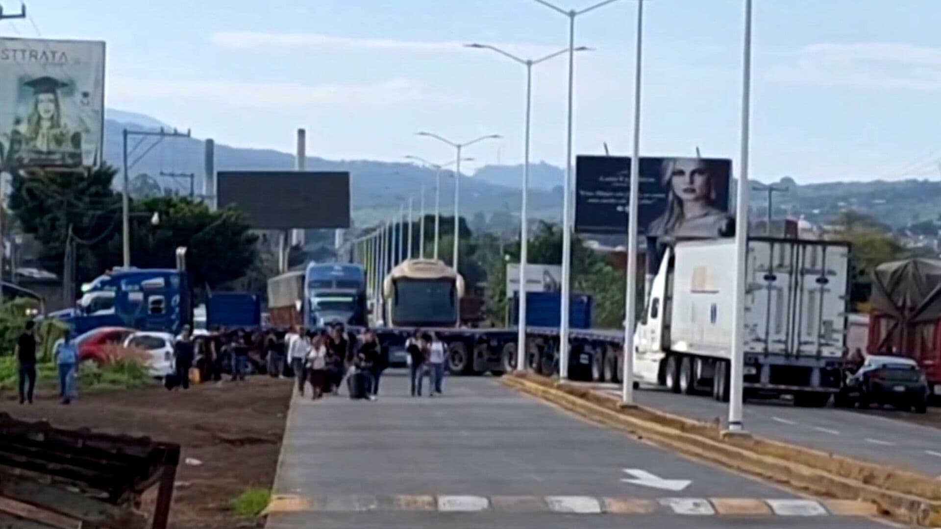 Operativo Provocó Bloqueos Carreteros en Los Reyes y Peribán, Michoacán
