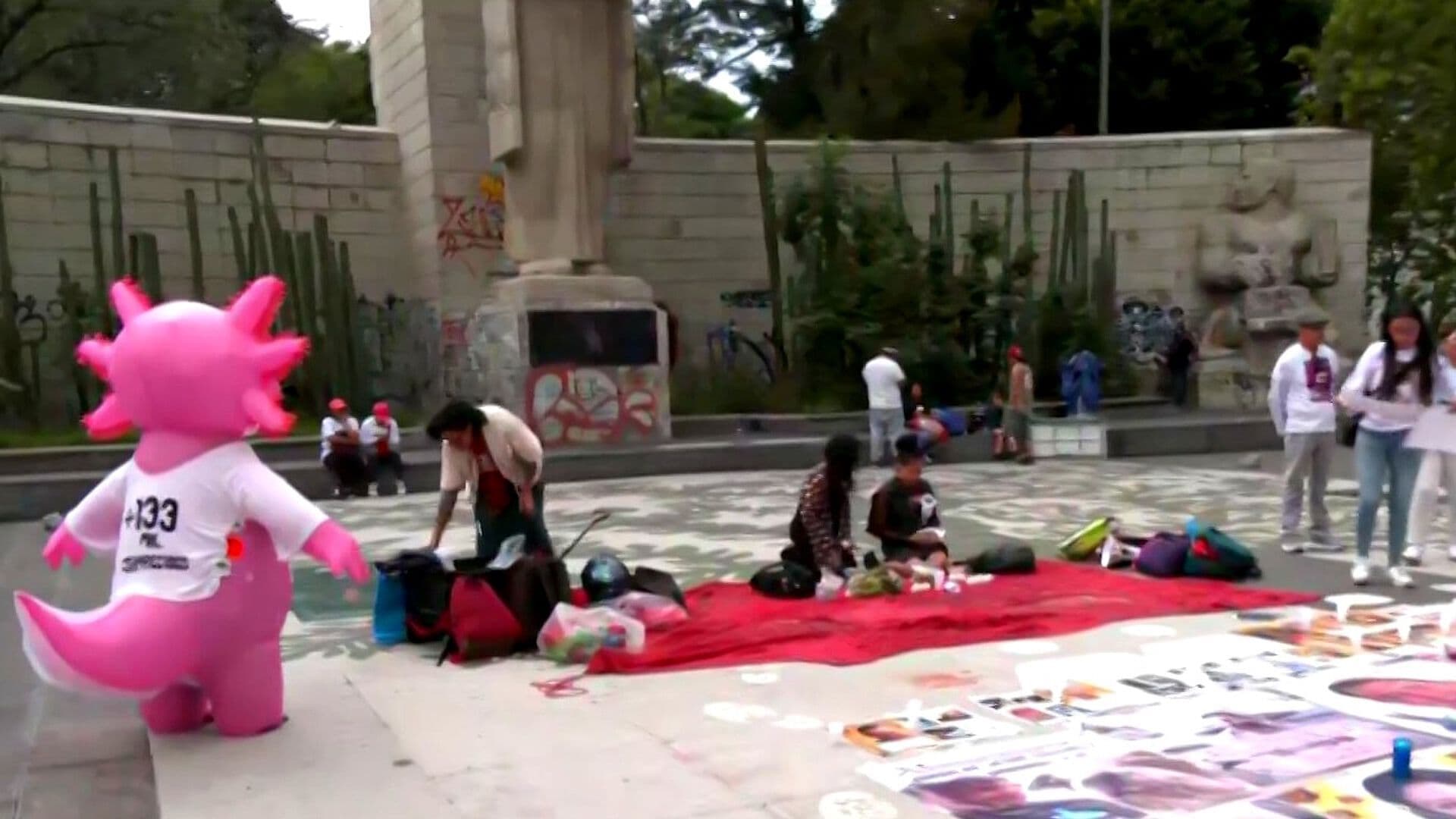 Familiares de Desaparecidos Se Manifiestan en el Monumento a la Madre en la CDMX