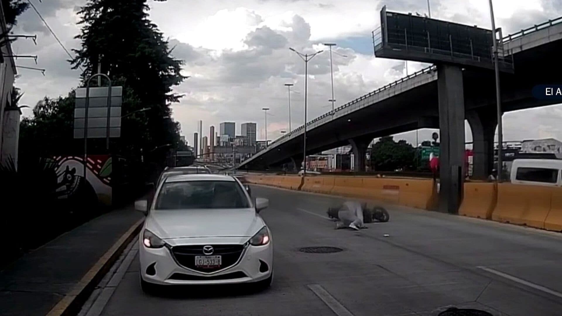 Motociclista Chocó Contra Vehículo en Naucalpan; Accidente Afectó Circulación